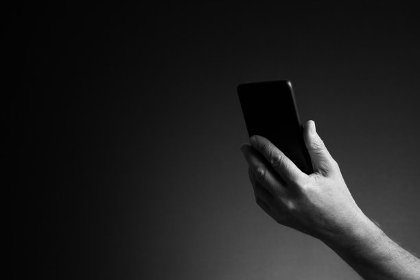 手持智能手机，侧视图和拷贝空间图片下载