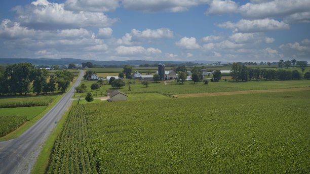 无人机视图的阿米绪乡村谷仓和筒仓，一个兵团和农田的补丁工作图片下载