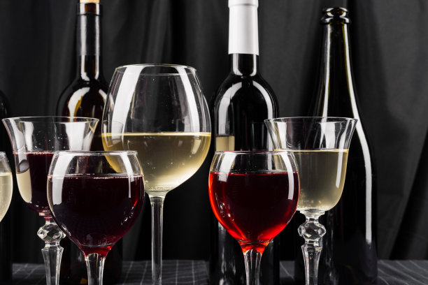 酒瓶和玻璃杯图片下载