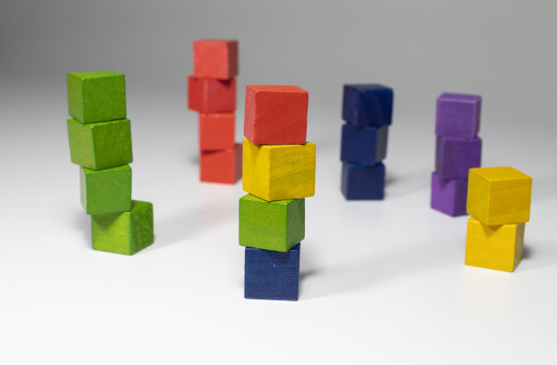 彩色立方体孤立在白色背景的图形图像。图片下载