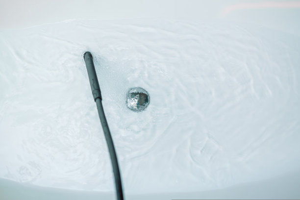 豪华浴缸和水龙头与水。图片下载