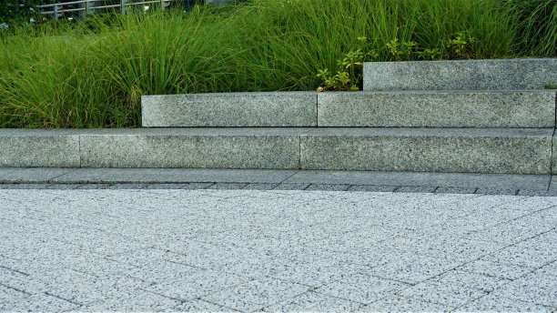 公园花坛的花岗岩梯田图片下载