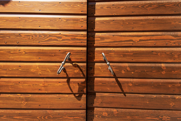 有把手和锁眼的棕色老木门——意大利图片下载