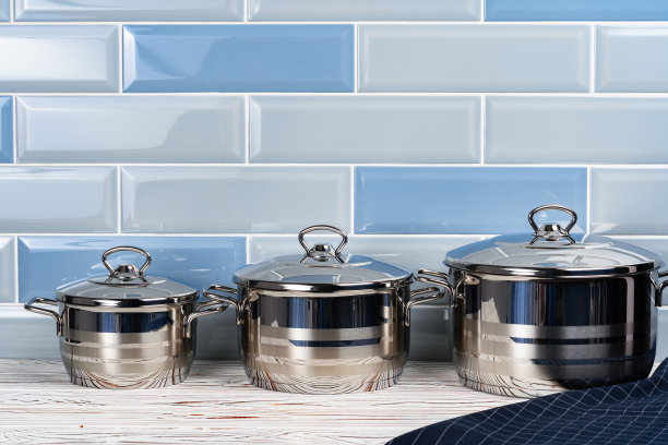 厨房柜台上的炊具特写照片图片下载