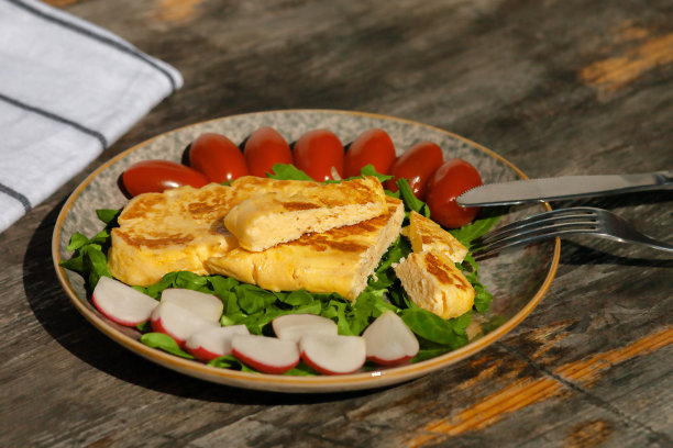 一份法式煎蛋卷配萝卜、菠菜、西红柿和芝麻菜的清淡早餐。欧洲早餐图片下载