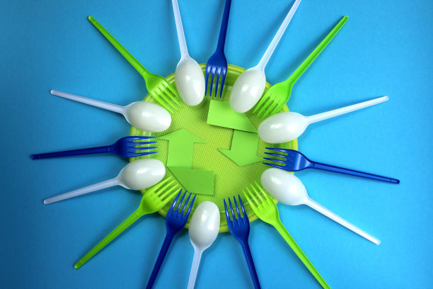 带回收标志的塑料餐具。图片下载