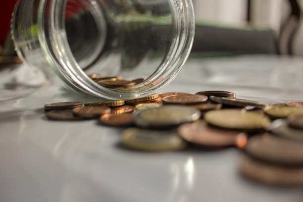 储蓄摊在桌子上图片下载