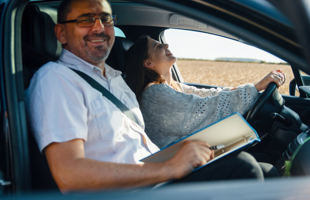 教练和年轻的女学生在车里图片下载