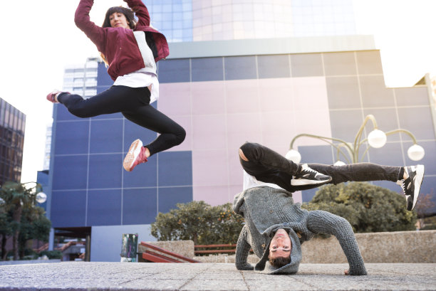 年轻幸福的情侣在街上跳舞图片下载