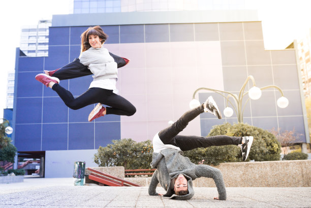 年轻幸福的情侣在街上跳舞图片下载