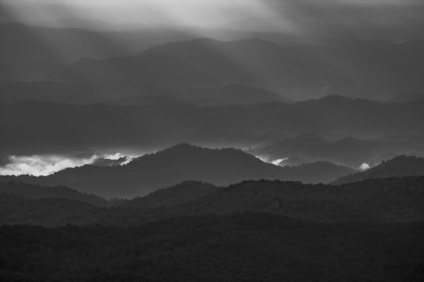 蓝岭山脉的日出阳光图片下载