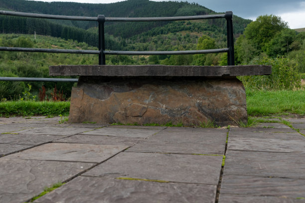 铺设休息区的石凳图片下载