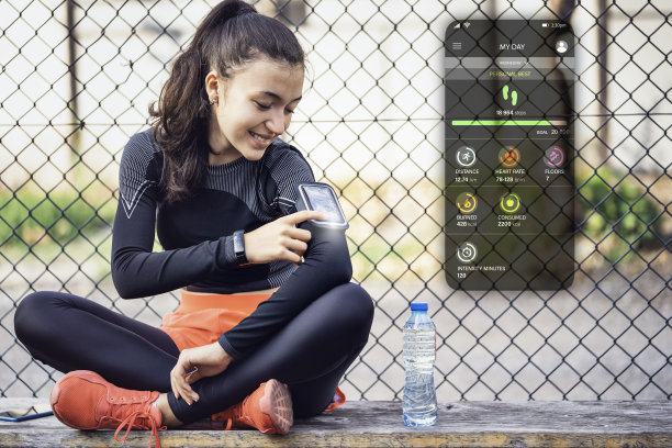 美丽的女孩在手机上监控她的进展。图片下载