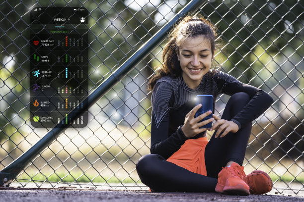 美丽的女孩在手机上监控她的进展。图片下载