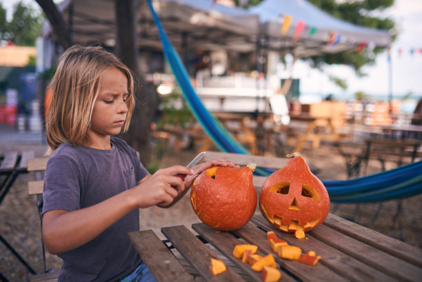 8岁男孩雕刻万圣节南瓜图片下载