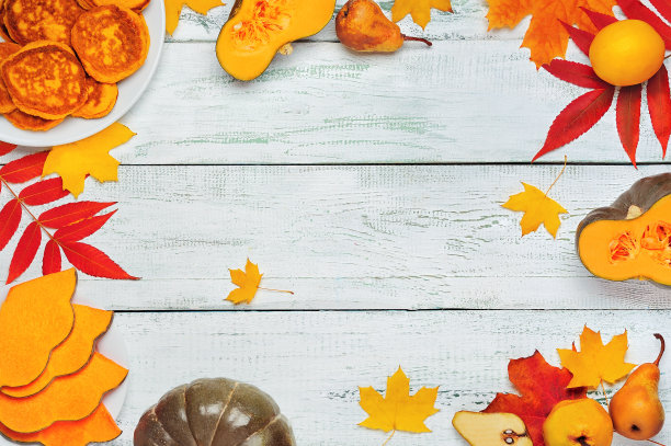 食物静物与南瓜煎饼在复古的木制背景图片下载