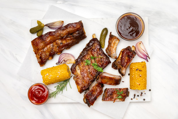 烤排骨配烧烤酱，番茄酱和烤蔬菜图片下载
