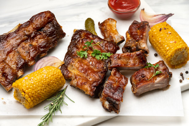 烤排骨配烧烤酱，番茄酱和烤蔬菜图片下载