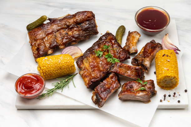 烤排骨配烧烤酱，番茄酱和烤蔬菜图片下载