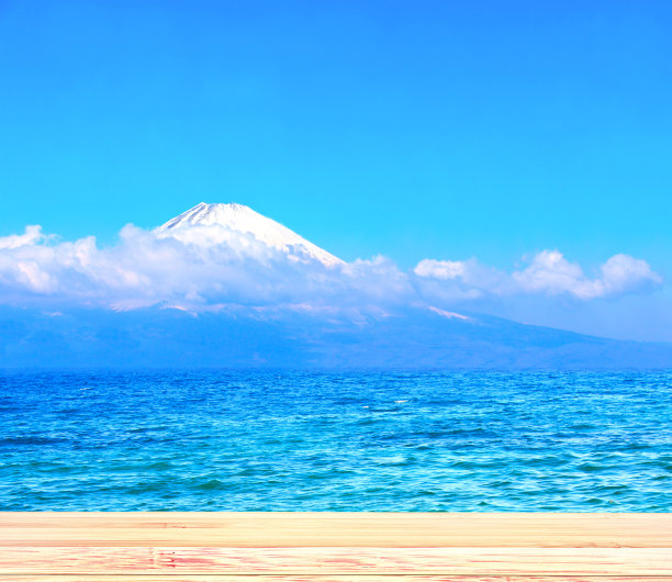 美丽的富士山，湖泊和古老的木板，日本。空木桌面和风景与池塘和富士山火山图片下载