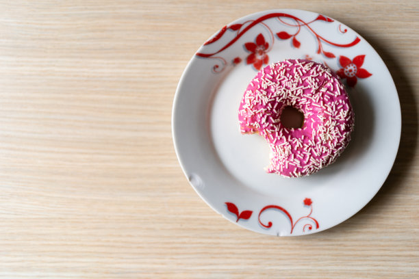 粉红色的甜甜圈图片下载