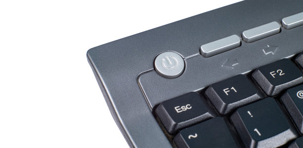 电脑键盘上的电源键，特写，白色背景图片下载