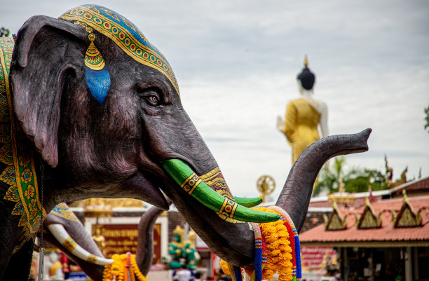 泰国寺庙里的大象雕像图片下载
