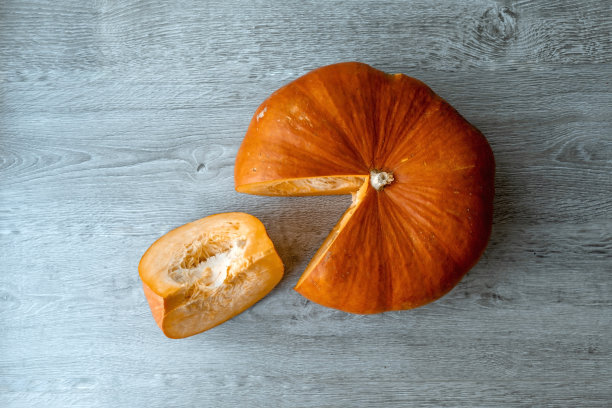 俯视图:新鲜的橙色南瓜和一片南瓜图片下载