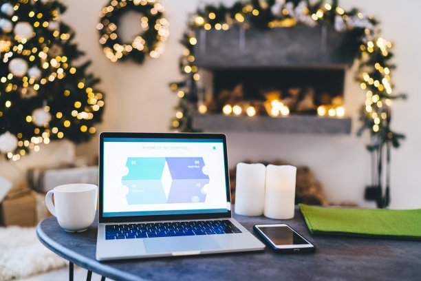 圣诞节时，家里的笔记本电脑屏幕上有工作幻灯片图片下载