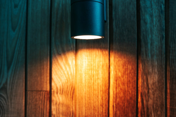 室外壁灯，外立面照明，聚光灯与温暖的灯光在夜晚，复制空间。图片下载