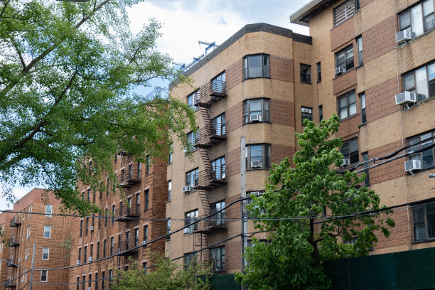纽约市布鲁克林米德伍德区的一排老砖公寓楼图片下载