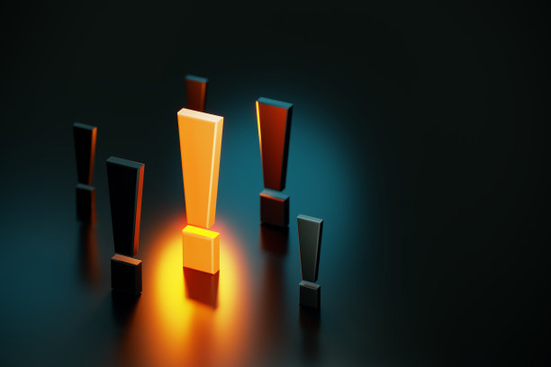 警告概念-黄色感叹号在黑色背景的黑色感叹号中发光图片下载