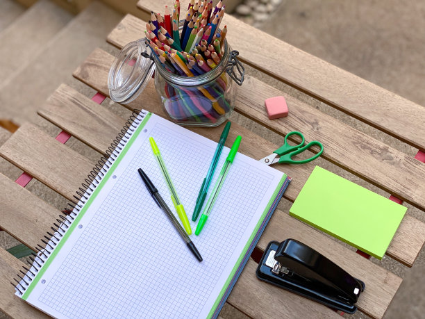 学校用品静物画图片下载