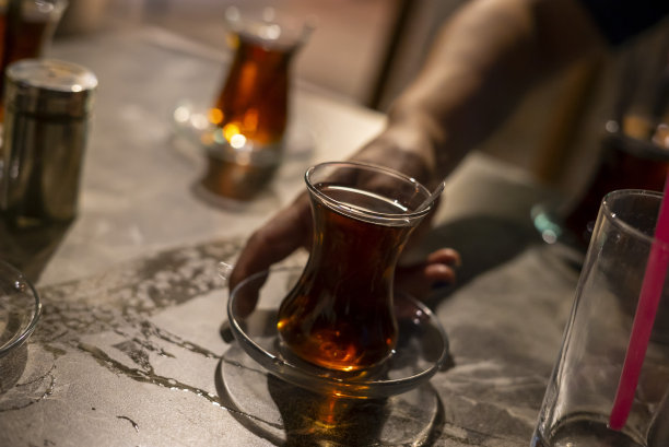 茶具垂直照片聚焦在桌子的前景图片下载