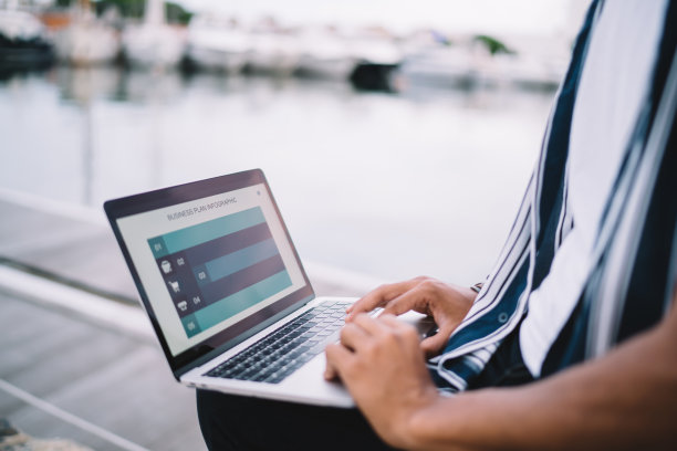 作物男一边工作一边浏览笔记本电脑图片下载