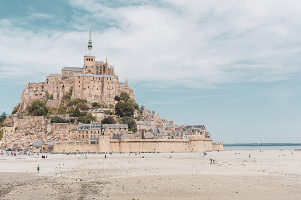 圣米歇尔山修道院景观。法国北部诺曼底的潮汐岛和修道院。图片下载