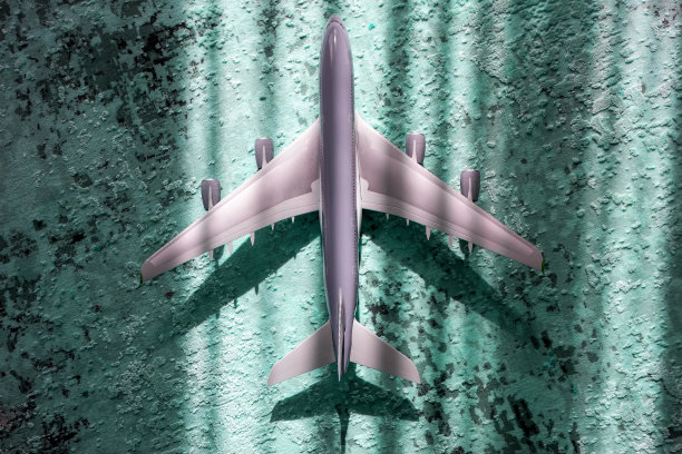 创意效果与阳光光束，飞机飞机玩具在蓝绿色背景与线，旅行的概念图片下载