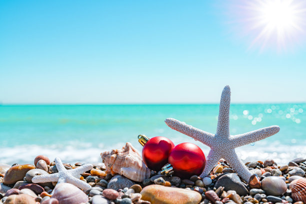 圣诞背景:海滩上的海星和圣诞球图片下载