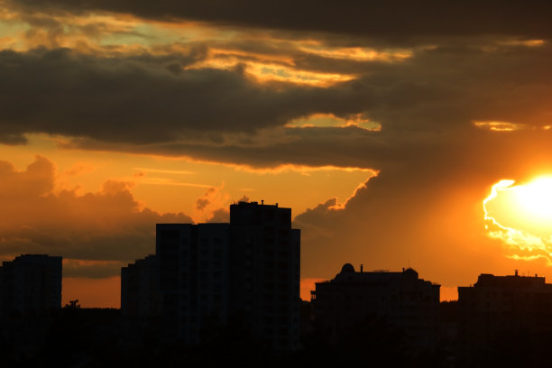 城市的日出。建筑物的轮廓。图片下载