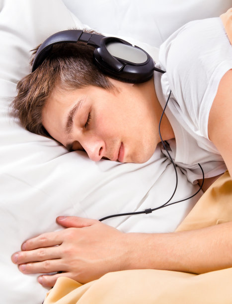 年轻人睡觉图片下载