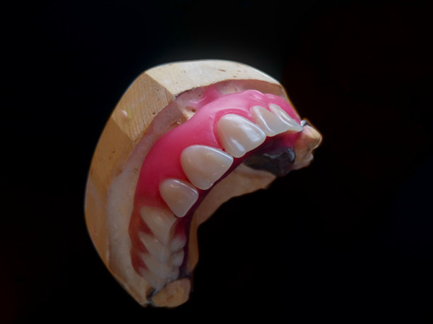 假体制造和未完成隔离在黑色背景。图片下载