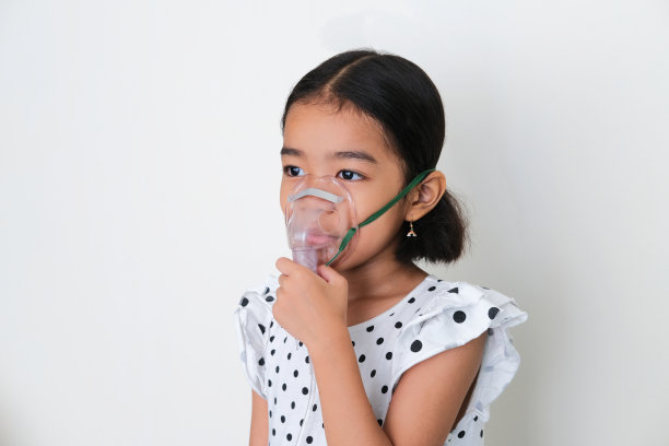 亚洲小孩在喷雾器治疗中使用口罩图片下载