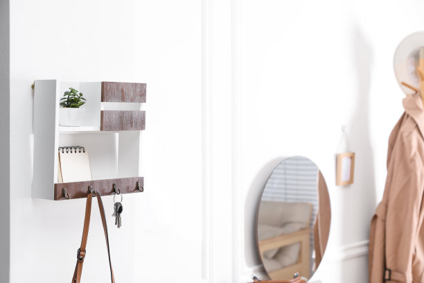木制钥匙架在走廊的白墙上图片下载