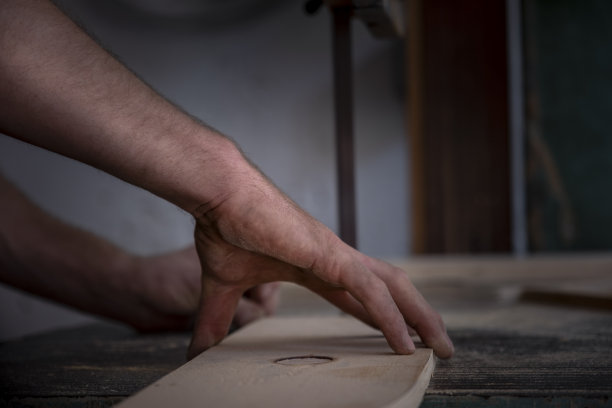 木匠用链锯锯木头的手工图片下载