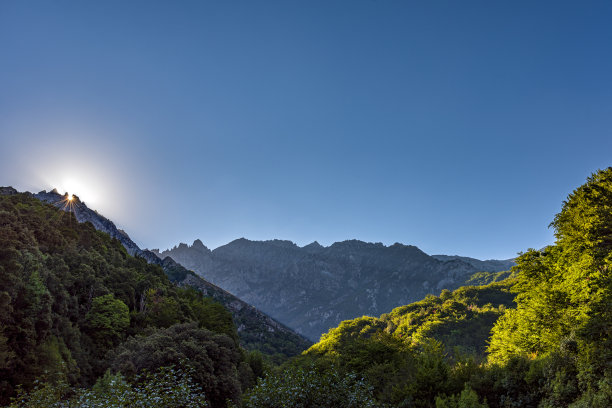 科西嘉山脉的日出图片下载