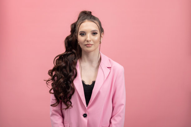 肖像有吸引力的女商人友好的微笑，负责任，双臂交叉，穿着夹克，孤立的粉红色背景图片下载