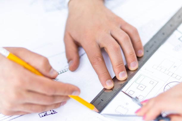 特写照片的手工作与铅笔和尺子在办公室。图片下载