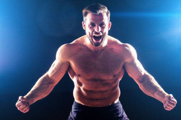 肌肉健身男子古董雕像完美的肌肉六块腹肌和裸露的胸部健美运动员翻转轮胎车轮在一个黑色的背景在工作室。概念功能训练健身健身房图片下载