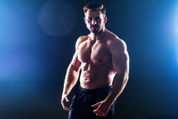 肌肉健身男子古董雕像完美的肌肉六块腹肌和裸露的胸部健美运动员阿波罗模型在工作室的黑色背景上摆姿势。概念功能训练健身健身房图片下载