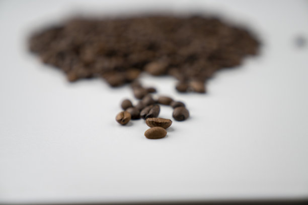白色背景上的咖啡豆堆叠图片下载